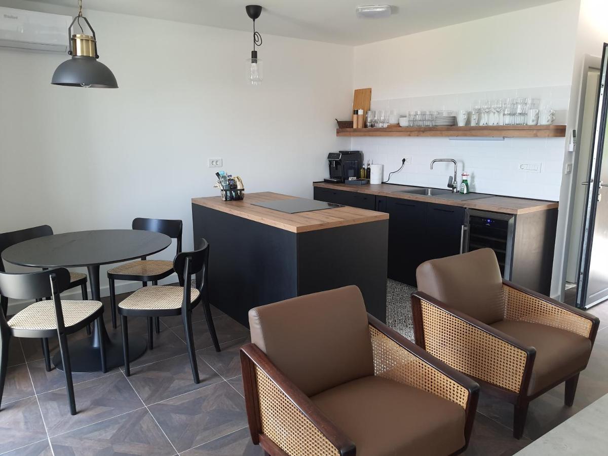 Apartments Krista Медвея Екстериор снимка