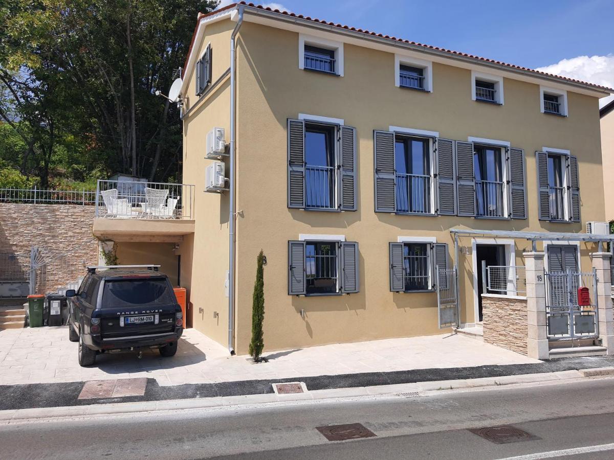 Apartments Krista Медвея Екстериор снимка