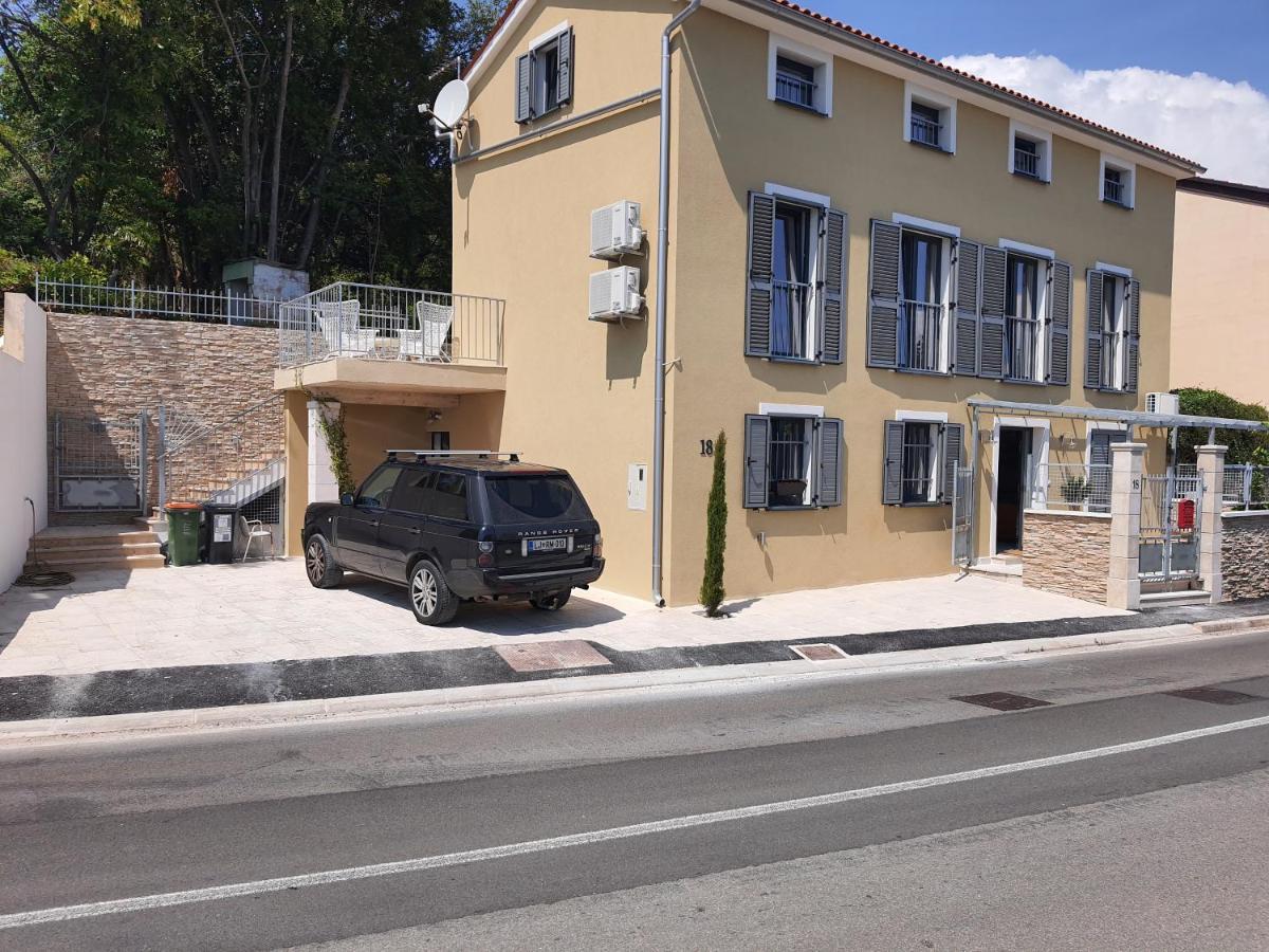 Apartments Krista Медвея Екстериор снимка
