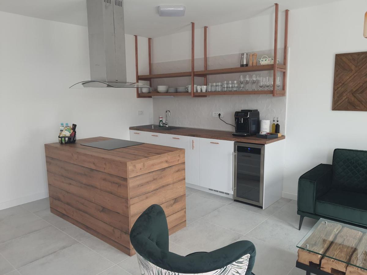 Apartments Krista Медвея Екстериор снимка