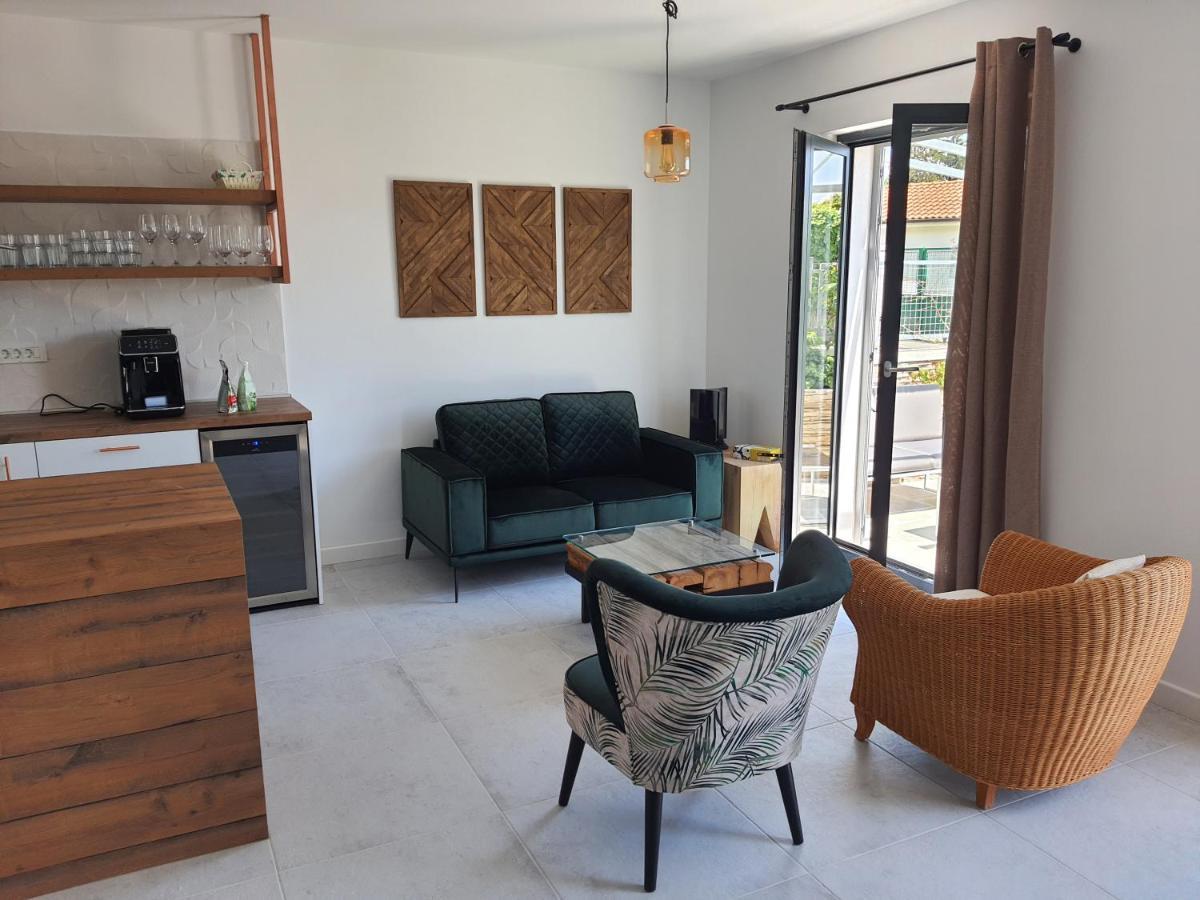 Apartments Krista Медвея Екстериор снимка