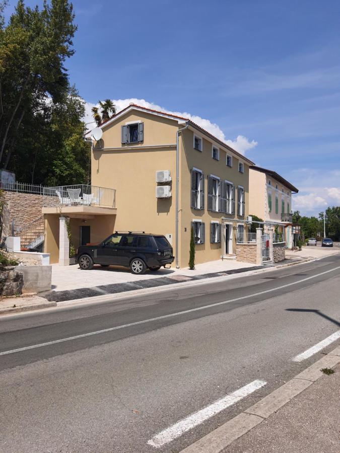 Apartments Krista Медвея Екстериор снимка